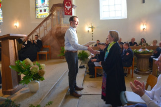 Überreichung der Urkunde an Pfrin. Krauß